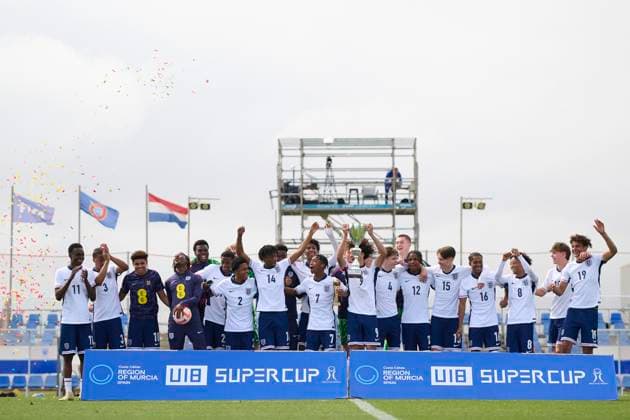 International Mens U18 Friendly Match, England U18 and Netherlands U18 MURCIA, SPAIN - MARCH 25: Players of England U18 celebrate with the trophy after winning the tournament the International Mens U18 Friendly match between England U18 and Netherlands U18 at Pintar Arena Stadium, on March 25, 2024 in San Pedro del Pinatar, Murcia, Spain. (Photo By Francisco Macia Photo Players Images) San Pedro del Pintar Pinatar Arena Murcia Spain Copyright: xFranciscoxMacia PhotoxPlayersxImagesx