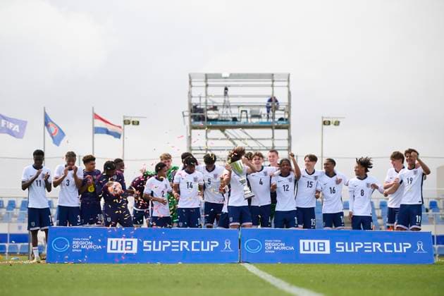 Sport Bilder des Tages International Mens U18 Friendly Match, England U18 and Netherlands U18 MURCIA, SPAIN - MARCH 25: Players of England U18 celebrate with the trophy after winning the tournament the International Mens U18 Friendly match between England U18 and Netherlands U18 at Pintar Arena Stadium, on March 25, 2024 in San Pedro del Pinatar, Murcia, Spain. (Photo By Francisco Macia Photo Players Images) San Pedro del Pintar Pinatar Arena Murcia Spain Copyright: xFranciscoxMacia PhotoxPlayersxImagesx