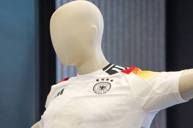 Neues Heimtrikot des DFB von Adidas auf einer Puppe - Frankfurt 25.03.2024: Abschlusstraining Deutschland, DFB-Campus