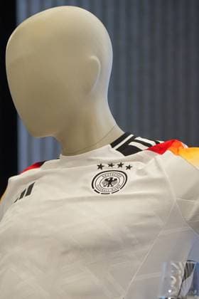 Neues Heimtrikot des DFB von Adidas auf einer Puppe - Frankfurt 25.03.2024: Abschlusstraining Deutschland, DFB-Campus