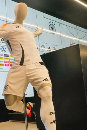Neues DFB Heimtrikot in der DFB Zentrale bei der Pressekonferenz - Frankfurt 25.03.2024: Abschlusstraining Deutschland, DFB-Campus