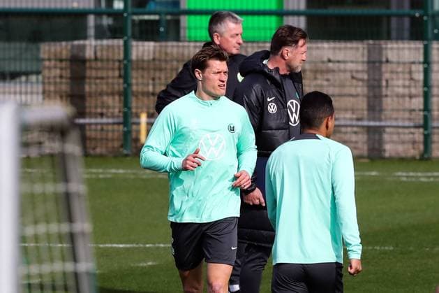 Kevin Behrens (VfL Wolfsburg,17) und Trainer Ralph Hasenhüttl (VfL Wolfsburg) - 1. Fussball Bundesliga Saison 2023-2024 Training VfL Wolfsburg am VfL Center in Wolfsburg - Fussball,Deutschland,Mann,Männer,19.03.2024