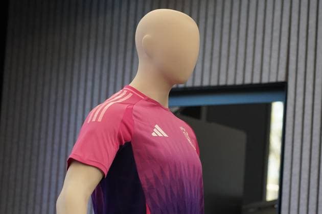 Adidas Auswärtstrikot in der Pressekonferenz - Frankfurt 25.03.2024: Abschlusstraining Deutschland, DFB-Campus