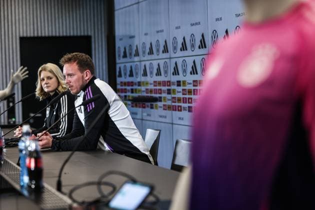 Fussball, Nationalmannschaft Saison 2023 24 Pressekonferenz Deutschland vor dem Länderspiel gegen die Niederlande 25.03.2024, DFB-Campus Frankfurt Julian Nagelsmann (Trainer Deutschland), rechts im Bild das Pinke Auswärtstrikot von Deutschland Frankfurt am Main DFB Campus Hessen Deutschland