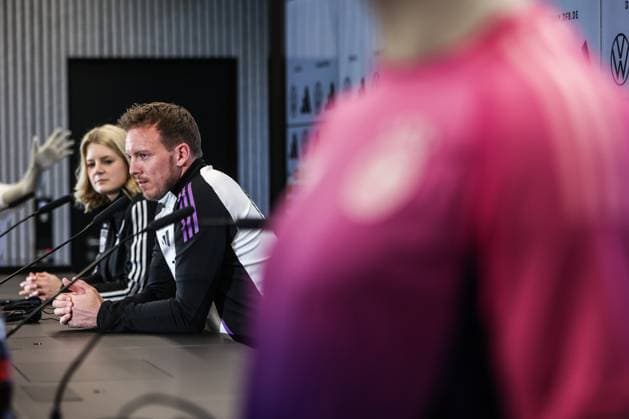 Fussball, Nationalmannschaft Saison 2023 24 Pressekonferenz Deutschland vor dem Länderspiel gegen die Niederlande 25.03.2024, DFB-Campus Frankfurt Julian Nagelsmann (Trainer Deutschland), rechts im Bild das Pinke Auswärtstrikot von Deutschland Frankfurt am Main DFB Campus Hessen Deutschland