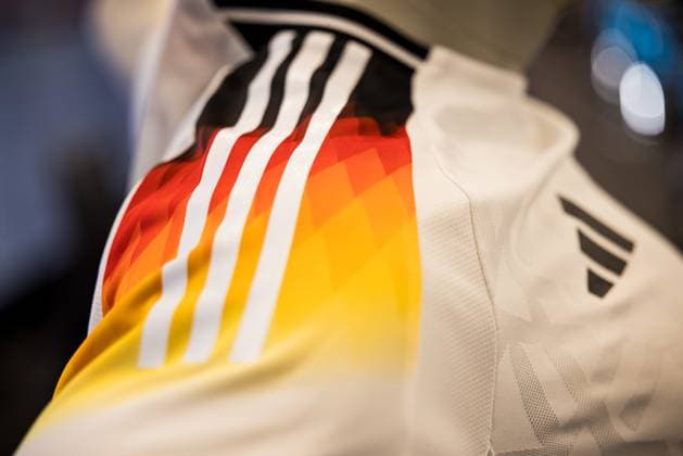 UEFA Freundschaftsspiel: Pressekonferenz Deutschland; 25.03.2024 Das Heimtrikot der deutschen Nationalmannschaft Schulterdetails UEFA Freundschaftsspiel: Pressekonferenz Deutschland, Frankfurt, DFB Campus am 25.03.2024 Copyright: xBEAUTIFULxSPORTS Wunderlx