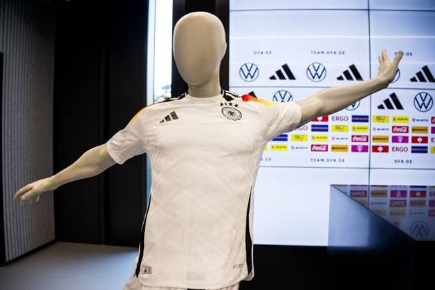 UEFA Freundschaftsspiel: Pressekonferenz Deutschland; 25.03.2024 Das Heimtrikot der deutschen Nationalmannschaft UEFA Freundschaftsspiel: Pressekonferenz Deutschland, Frankfurt, DFB Campus am 25.03.2024 Copyright: xBEAUTIFULxSPORTS Wunderlx