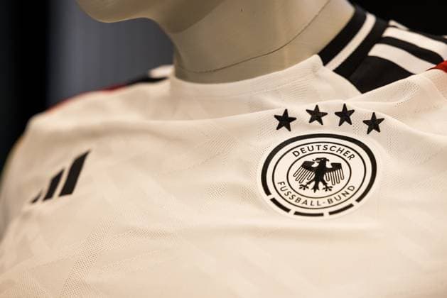 UEFA Freundschaftsspiel: Pressekonferenz Deutschland; 25.03.2024 Das Heimtrikot der deutschen Nationalmannschaft DFB Logo UEFA Freundschaftsspiel: Pressekonferenz Deutschland, Frankfurt, DFB Campus am 25.03.2024 Copyright: xBEAUTIFULxSPORTS Wunderlx