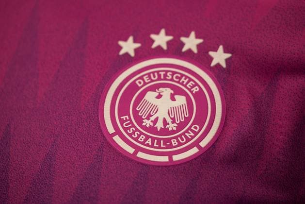 UEFA Freundschaftsspiel: Pressekonferenz Deutschland; 25.03.2024 Das Auswärtstrikot der deutschen Nationalmannschaft DFB Logo UEFA Freundschaftsspiel: Pressekonferenz Deutschland, Frankfurt, DFB Campus am 25.03.2024 Copyright: xBEAUTIFULxSPORTS Wunderlx