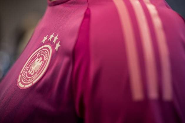 UEFA Freundschaftsspiel: Pressekonferenz Deutschland; 25.03.2024 Das Auswärtstrikot der deutschen Nationalmannschaft DFB Logo UEFA Freundschaftsspiel: Pressekonferenz Deutschland, Frankfurt, DFB Campus am 25.03.2024 Copyright: xBEAUTIFULxSPORTS Wunderlx