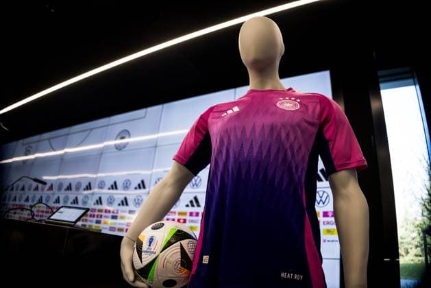 UEFA Freundschaftsspiel: Pressekonferenz Deutschland; 25.03.2024 Das Auswärtstrikot der deutschen Nationalmannschaft Spielball UEFA EURO, EM, Europameisterschaft,Fussball 2024 UEFA Freundschaftsspiel: Pressekonferenz Deutschland, Frankfurt, DFB Campus am 25.03.2024 Copyright: xBEAUTIFULxSPORTS Wunderlx
