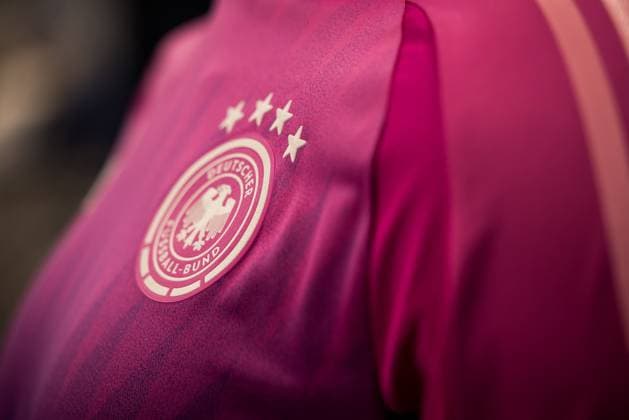 UEFA Freundschaftsspiel: Pressekonferenz Deutschland; 25.03.2024 Das Auswärtstrikot der deutschen Nationalmannschaft DFB Logo UEFA Freundschaftsspiel: Pressekonferenz Deutschland, Frankfurt, DFB Campus am 25.03.2024 Copyright: xBEAUTIFULxSPORTS Wunderlx