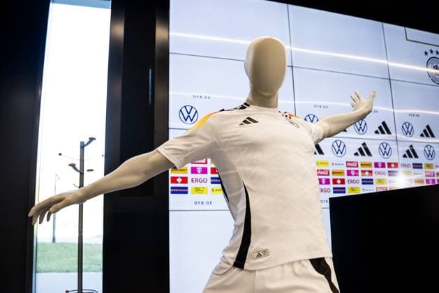 UEFA Freundschaftsspiel: Pressekonferenz Deutschland; 25.03.2024 Das Heimtrikot der deutschen Nationalmannschaft UEFA Freundschaftsspiel: Pressekonferenz Deutschland, Frankfurt, DFB Campus am 25.03.2024 Copyright: xBEAUTIFULxSPORTS Wunderlx