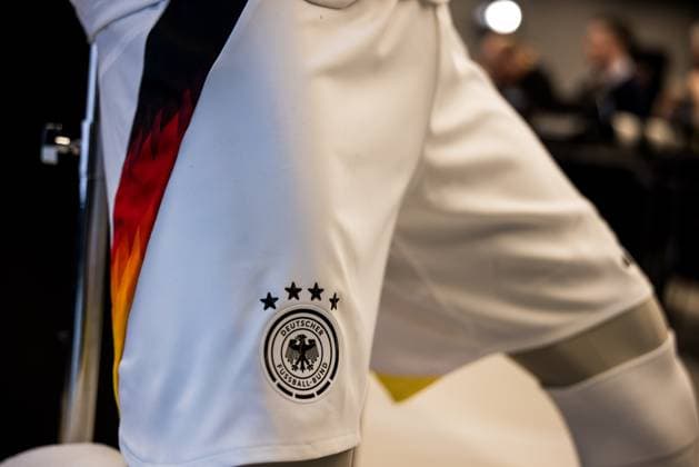 UEFA Freundschaftsspiel: Pressekonferenz Deutschland; 25.03.2024 Das Heimtrikot der deutschen Nationalmannschaft Hosendetails, Farbverlauf, DFB Logo UEFA Freundschaftsspiel: Pressekonferenz Deutschland, Frankfurt, DFB Campus am 25.03.2024 Copyright: xBEAUTIFULxSPORTS Wunderlx