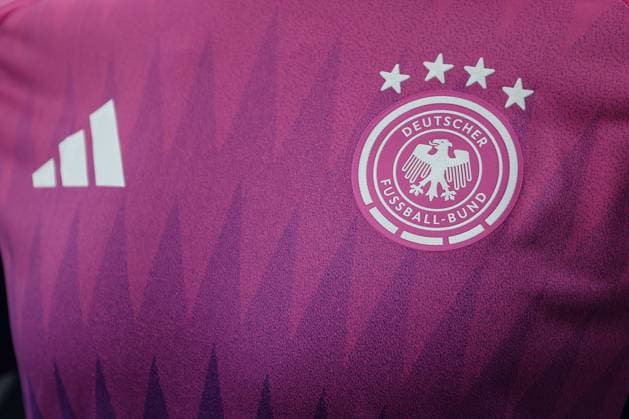 Sport Themen der Woche KW13 Sport Bilder des Tages Fussball, Nationalmannschaft Saison 2023 24 Pressekonferenz Deutschland vor dem Länderspiel gegen die Niederlande 25.03.2024, DFB-Campus Frankfurt Das Pinke Auswärtstrikot in dem Deutschland morgen gegen die Niederlande Spielt Frankfurt am Main DFB Campus Hessen Deutschland *** Sport, Football, National team Season 2023 24 Press conference Germany before the international match against the Netherlands 25 03 2024, DFB Campus Frankfurt The pink away jersey in which Germany will play against the Netherlands tomorrow Frankfurt am Main DFB Campus Hessen Germany