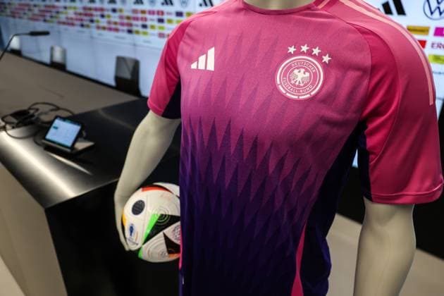 Fussball, Nationalmannschaft Saison 2023 24 Pressekonferenz Deutschland vor dem Länderspiel gegen die Niederlande 25.03.2024, DFB-Campus Frankfurt Das Pinke Auswärtstrikot in dem Deutschland morgen gegen die Niederlande Spielt Frankfurt am Main DFB Campus Hessen Deutschland