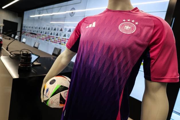 Fussball, Nationalmannschaft Saison 2023 24 Pressekonferenz Deutschland vor dem Länderspiel gegen die Niederlande 25.03.2024, DFB-Campus Frankfurt Das Pinke Auswärtstrikot in dem Deutschland morgen gegen die Niederlande Spielt Frankfurt am Main DFB Campus Hessen Deutschland