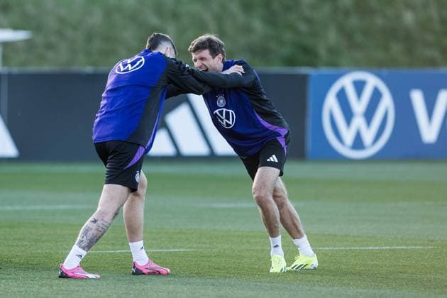 Sport Bilder des Tages UEFA Freundschaftsspiel: Training Deutschland; 25.03.2024 Gemeinsames Dehnen Robert Andrich (Deutschland, 23), Thomas Müller (Deutschland, 13) lachend UEFA Freundschaftsspiel: Training Deutschland, Frankfurt, DFB Campus am 25.03.2024 Copyright: xBEAUTIFULxSPORTS Wunderlx