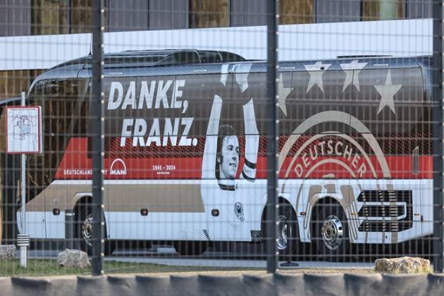 Sport Themen der Woche KW13 Sport Bilder des Tages Fussball, Nationalmannschaft Saison 2023 24 Abschlusstraining Deutschland vor dem Länderspiel gegen die Niederlande 25.03.2024, DFB-Campus Frankfurt Teambus Deutschland mit der Aufschrift Danke Franz (Beckenbauer) Frankfurt am Main DFB Campus Hessen Deutschland *** Sport, Football, National team 2023 season 24 Final training session for Germany before the international match against the Netherlands 25 03 2024, DFB Campus Frankfurt Team bus Germany with the inscription Thank you Franz Beckenbauer Frankfurt am Main DFB Campus Hessen Germany