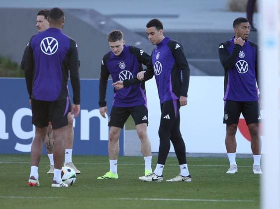 Frankfurt , Fußball Training Nationalmannschaft Deutschland , (L-R) Florian Wirtz (Deutschland) und Jamal Musiala (Deutschland) Gemäß den Vorgaben des DFB Deutscher Fußball Bund ist es untersagt, in dem Stadion und oder vom Spiel angefertigte Fotoaufnahmen in Form von Sequenzbildern und oder videoähnlichen Fotostrecken zu verwerten bzw. verwerten zu lassen.