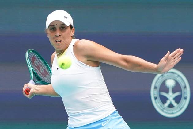 March 25, 2024, Miami Gardens, Florida, USA: Madison Keys (USA) returns a shot to Elena Rybakina (KAZ) during the fourth round of women s singles at the 2024 Miami Open presented by Itau at Hard Rock Stadium. Miami Gardens USA - ZUMAw109 20240325_fap_w109_012 Copyright: xDebbyxWongx