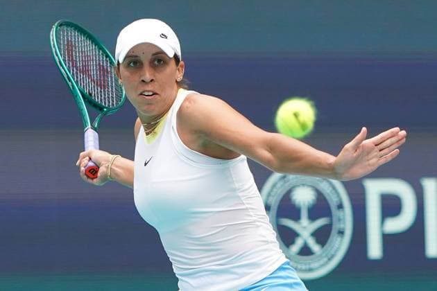 March 25, 2024, Miami Gardens, Florida, USA: Madison Keys (USA) returns a shot to Elena Rybakina (KAZ) during the fourth round of women s singles at the 2024 Miami Open presented by Itau at Hard Rock Stadium. Miami Gardens USA - ZUMAw109 20240325_fap_w109_014 Copyright: xDebbyxWongx