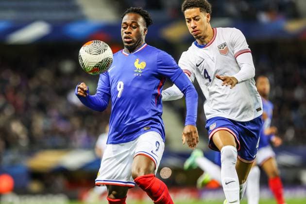 Foot France USA espoirs U23 PHOTOPQR L EST REPUBLICAIN Lionel VADAM ; Montbéliard ; 25 03 2024 ; Montbéliard le 25 03 2024 - Match amical de football France - Etats-Unis U23 espoirs à Sochaux-Montbéliard. Aranud Kalimuendo et Jonathan Tomkinson. Photo Lionel Vadam International Under 23 Friendly football match between France U23 and USA U23 on March 25, 2024 Montbéliard Doubs Franche-Comté France  Copyright: xPHOTOPQR L ESTxREPUBLICAIN MAXPPxLionelxVADAMx 20240325NCY1418 20240325NCY1418