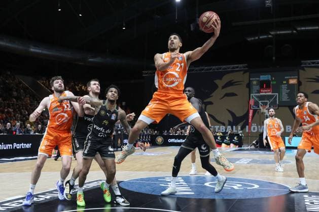 Sport Themen der Woche KW13 Sport Bilder des Tages 25.03.2024, xgox, Basketball BBL, Basketball Loewen Braunschweig - SC Rasta Vechta emspor, v.l. Joel Aminu (Vechta, 21) wirft Korb, wirft, trifft, Korb, Treffer, scores Braunschweig *** 25 03 2024, xgox, Basketball BBL, Basketball Loewen Braunschweig SC Rasta Vechta emspor, v l Joel Aminu Vechta, 21 throws basket, throws, scores, basket, hits, scores Braunschweig