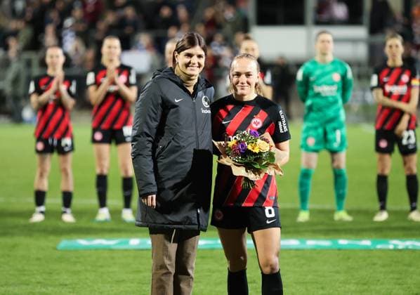 Sport Themen der Woche KW13 Sport Bilder des Tages 25.03.2024, Fussball Frauen Google Pixel Frauen-Bundesliga, Eintracht Frankfurt - SV Werder Bremen, emonline, emspor, v.l., Ehrung für Lisanne Gräwe (Eintracht Frankfurt) zum 50. Bundesliga-Spiel DFL DFB REGULATIONS PROHIBIT ANY USE OF PHOTOGRAPHS AS IMAGE SEQUENCES AND OR QUASI-VIDEO. xdcx *** 25 03 2024, Soccer Women Google Pixel Women Bundesliga, Eintracht Frankfurt SV Werder Bremen, emonline, emspor, v l , Honor for Lisanne Gräwe Eintracht Frankfurt for 50 Bundesliga match DFL DFB REGULATIONS PROHIBIT ANY USE OF PHOTOGRAPHS AS IMAGE SEQUENCES AND OR QUASI VIDEO xdcx Copyright: HMBxMedia