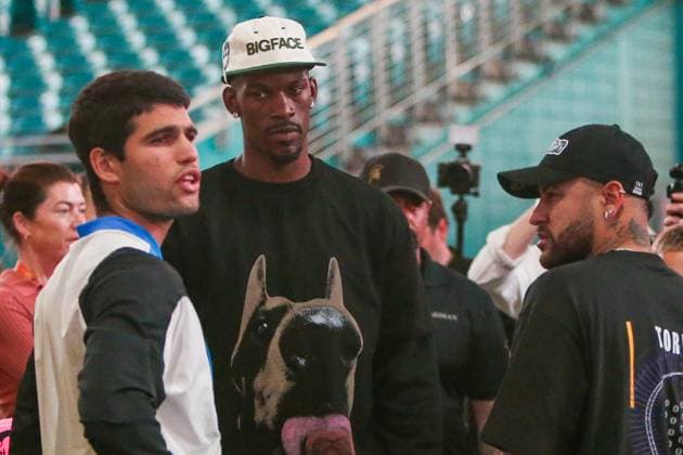 Sport Bilder des Tages March 25, 2024, Miami Gardens, Florida, USA: (L-R) Carlos Alcaraz (ESP), Jimmy Butler and Neymar chat after the third round of men s singles at the 2024 Miami Open presented by Itau at Hard Rock Stadium. Miami Gardens USA - ZUMAw109 20240325_fap_w109_021 Copyright: xDebbyxWongx
