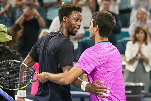 March 25, 2024, Miami Gardens, Florida, USA: Carlos Alcaraz (ESP) (R) embraces Gael Monfils (FRA) after the third round of men s singles at the 2024 Miami Open presented by Itau at Hard Rock Stadium. Miami Gardens USA - ZUMAw109 20240325_fap_w109_022 Copyright: xDebbyxWongx