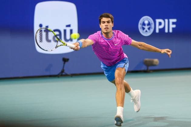 March 25, 2024, Miami Gardens, Florida, USA: Carlos Alcaraz (ESP) returns a forehand shot to Gael Monfils (FRA) during the third round of men s singles at the 2024 Miami Open presented by Itau at Hard Rock Stadium. Miami Gardens USA - ZUMAw109 20240325_fap_w109_026 Copyright: xDebbyxWongx