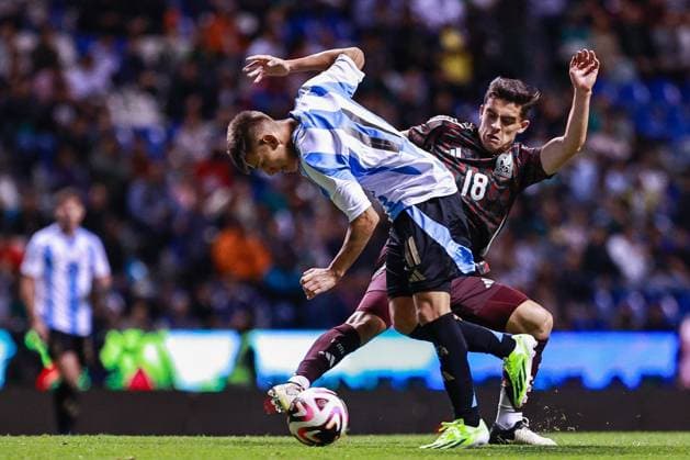 Sport Bilder des Tages RECORD DATE NOT STATED Seleccion Mexicana Sub-23 2024 Mexico vs Argentina Claudio Echeverri (L) of Argentina fights for the ball with Rodrigo Lopez (R) of Mexico during the friendly match between Mexico U-23 (Mexican national team, Nationalteam and Argentina U-23, at Cauhtemoc Stadium, Puebla, Puebla, Mexico, on March 25, 2024. PUEBLA PUEBLA MEXICO  Copyright: xJuanxLuisxDiazx 20240325202204_SMN_U23_MEX_ARG_ECHEVERRI45