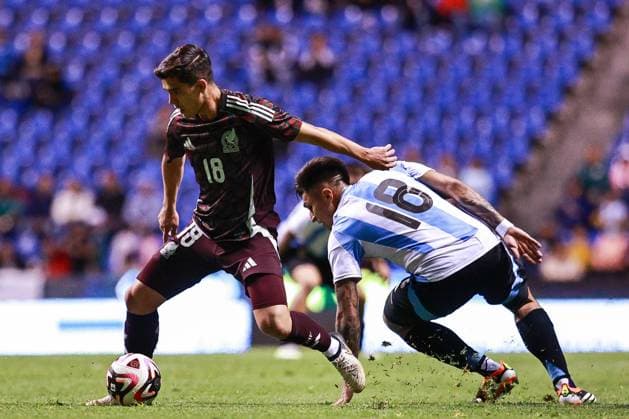 RECORD DATE NOT STATED Seleccion Mexicana Sub-23 2024 Mexico vs Argentina Rodrigo Lopez (L) of Mexico fights for the ball with Santiago Castro (R) of Argentina during the friendly match between Mexico U-23 (Mexican national team, Nationalteam and Argentina U-23, at Cauhtemoc Stadium, Puebla, Puebla, Mexico, on March 25, 2024. PUEBLA PUEBLA MEXICO  Copyright: xJuanxLuisxDiazx 20240325202207_SMN_U23_MEX_ARG_LOPEZ44