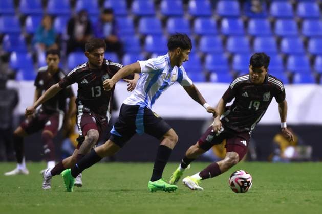 RECORD DATE NOT STATED Seleccion Mexicana Sub-23 2024 Mexico vs Argentina Alan Varela (L) of Argentina fights for the ball with Diego Medina (R) of Mexico during the friendly match between Mexico U-23 (Mexican national team, Nationalteam and Argentina U-23, at Cauhtemoc Stadium, Puebla, Puebla, Mexico, on March 25, 2024. PUEBLA PUEBLA MEXICO  Copyright: xUlisesxNaranjox 20240325202700_SMN_U23_MEX_ARG_VARELA53