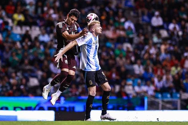 RECORD DATE NOT STATED Seleccion Mexicana Sub-23 2024 Mexico vs Argentina Ramon Juarez (L) of Mexico jumps for the ball with Luciano Gondou (R) of Argentina during the friendly match between Mexico U-23 (Mexican national team, Nationalteam and Argentina U-23, at Cauhtemoc Stadium, Puebla, Puebla, Mexico, on March 25, 2024. PUEBLA PUEBLA MEXICO  Copyright: xJuanxLuisxDiazx 20240325203146_SMN_U23_MEX_ARG_GONDOU60