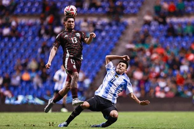 RECORD DATE NOT STATED Seleccion Mexicana Sub-23 2024 Mexico 3-0 Argentina Pablo Monroy (L) of Mexico fights for the ball with Claudio Echeverri (R) of Argentina during the friendly match between Mexico U-23 (Mexican national team, Nationalteam and Argentina U-23, at Cauhtemoc Stadium, Puebla, Puebla, Mexico, on March 25, 2024. PUEBLA PUEBLA MEXICO  Copyright: xJuanxLuisxDiazx 20240325204609_SMN_U23_MEX_ARG_MONROY70
