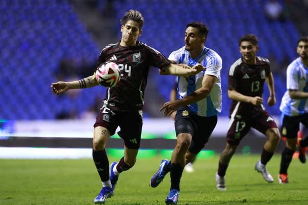 RECORD DATE NOT STATED Seleccion Mexicana Sub-23 2024 Mexico vs Argentina Santiago Munoz (L) of Mexico fights for the ball with Gonzalo Lujan (R) of Argentina during the friendly match between Mexico U-23 (Mexican national team, Nationalteam and Argentina U-23, at Cauhtemoc Stadium, Puebla, Puebla, Mexico, on March 25, 2024. PUEBLA PUEBLA MEXICO  Copyright: xUlisesxNaranjox 20240325212404_SMN_U23_MEX_ARG_MUNOZ131