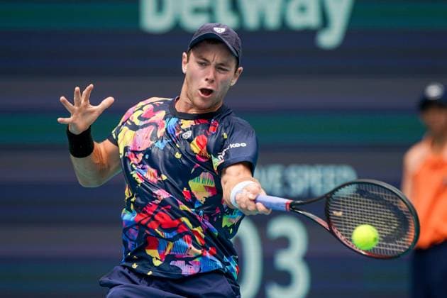 March 26, 2024, Miami Gardens, Florida, USA: Dominik Koepfer (GER) returns a shot to Daniil Medvedev during the fourth round of men s singles at the 2024 Miami Open presented by Itau at Hard Rock Stadium. Miami Gardens USA - ZUMAw109 20240326_fap_w109_003 Copyright: xDebbyxWongx