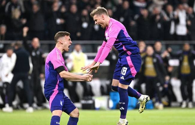 Fussball, Länderspiel, Freundschaftsspiel zur Euro 2024, Deutsche Bank Park Frankfurt: Deutschland - Niederlande; Jubel Maximilian Mittelstädt (GER) nach seinem Tor zum 1:1, zusammen mit Joshua Kimmich (GER). Jubel, Freude, Aktion. UEFA REGULATIONS PROHIBIT ANY USE OF PHOTOGRAPHS AS IMAGE SEQUENCES AND OR QUASI-VIDEO