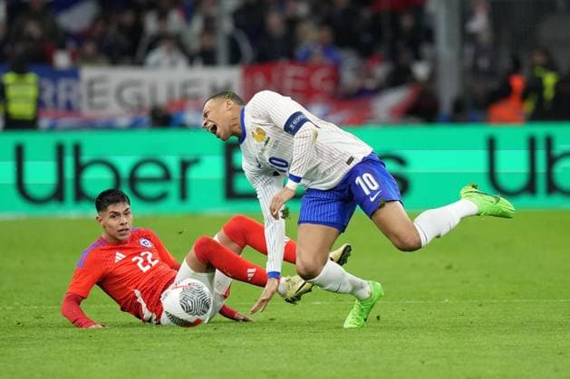 Kylian Mbappe of France is fouled by Dario Osorio of Chile France v Chile, International Friendly, Länderspiel, Nationalmannschaft Football, Stade Velodrome, Marseille, France - 26 Mar 2024 EDITORIAL USE ONLY No use with unauthorised audio, video, data, fixture lists, club league logos or live services. Online in-match use limited to 120 images, no video emulation. No use in betting, games or single club league player publications.  Copyright: xDavexWinter Shutterstockx 14400428at