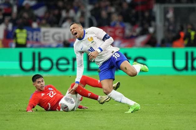Sport Bilder des Tages Kylian Mbappe of France is fouled by Dario Osorio of Chile France v Chile, International Friendly, Länderspiel, Nationalmannschaft Football, Stade Velodrome, Marseille, France - 26 Mar 2024 EDITORIAL USE ONLY No use with unauthorised audio, video, data, fixture lists, club league logos or live services. Online in-match use limited to 120 images, no video emulation. No use in betting, games or single club league player publications.  Copyright: xDavexWinter Shutterstockx 14400428au