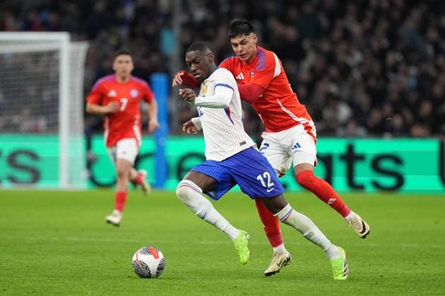 Randal Kolo Muani of France takes on Dario Osorio of Chile France v Chile, International Friendly, Länderspiel, Nationalmannschaft Football, Stade Velodrome, Marseille, France - 26 Mar 2024 EDITORIAL USE ONLY No use with unauthorised audio, video, data, fixture lists, club league logos or live services. Online in-match use limited to 120 images, no video emulation. No use in betting, games or single club league player publications.  Copyright: xDavexWinter Shutterstockx 14400428bm