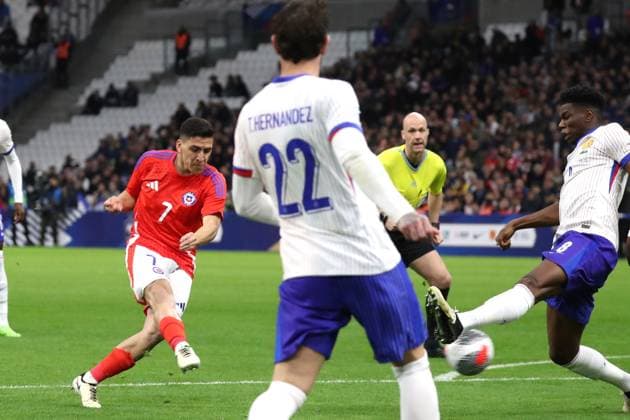 Futbol, Chile vs Francia Partido amistoso, eliminatorias al mundial 2026. El jugador de la seleccion chilena Marcelino Nunez, centro, convierte su gol contra Francia durante del partido amistoso disputado en el estadio Velodrome de Marsella, Francia. 26 03 2024 Manu Blondeau AOP SIPA PHOTOSPORT Football, Chile vs Francia Friendly match, 2026 World cup qualifiers. Chile s player Marcelino Nunez, center, scores his goal against Francia during the friendly match held at the Velodrome stadium in Marsella, France. 26 03 2024 Manu Blondeau AOP SIPA PHOTOSPORT Chile vs Francia, Partido amistoso 2024