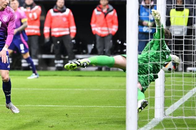 Sport Themen der Woche KW13 Sport Bilder des Tages Fussball, Länderspiel, Freundschaftsspiel zur Euro 2024, Deutsche Bank Park Frankfurt: Deutschland - Niederlande 2:1; Der Kopfball von Niclas Füllkrug (GER) ist hinter der Linie, Bart Verbruggen (NED) kommt zu spät. UEFA REGULATIONS PROHIBIT ANY USE OF PHOTOGRAPHS AS IMAGE SEQUENCES AND OR QUASI-VIDEO *** Football, International match, Friendly match for Euro 2024, Deutsche Bank Park Frankfurt Germany Netherlands 2 1 Niclas Füllkrug GERs header is behind the line, Bart Verbruggen NED is too late UEFA REGULATIONS PROHIBIT ANY USE OF PHOTOGRAPHS AS IMAGE SEQUENCES AND OR QUASI VIDEO