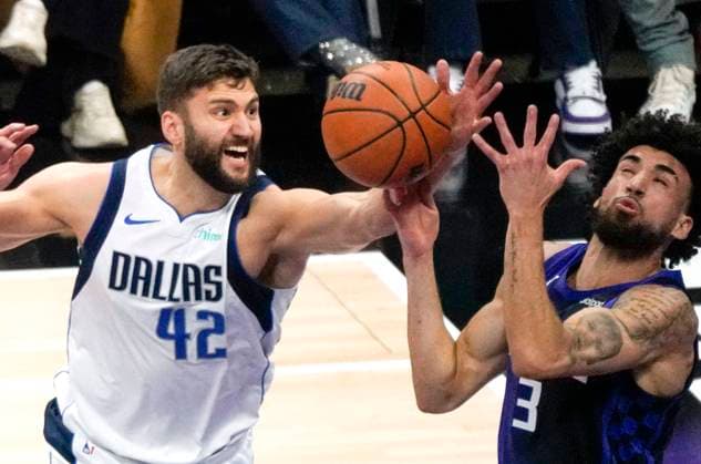 (240327) -- SACRAMENTO, March 27, 2024 -- Maxi Kleber (L) of Dallas Mavericks vies with Chris Duarte of Sacramento Kings during an NBA, Basketball Herren, USA regular season game between Sacramento Kings and Dallas Mavericks in Sacramento, the United States, March 26, 2024. ) (SP)U.S.-SACRAMENTO-BASKETBALL-NBA-KINGS VS MAVERICKS WuxXiaoling 