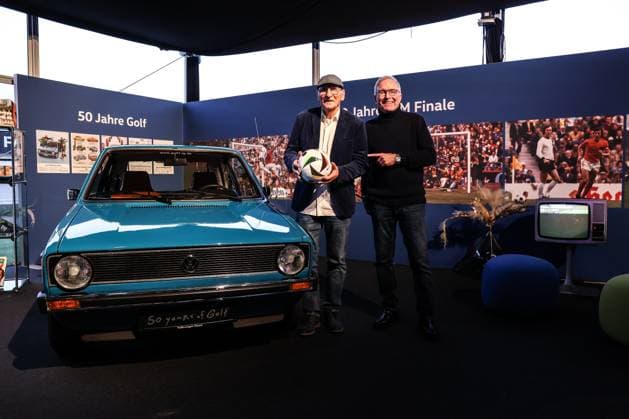 Sport Themen der Woche KW13 Fussball, Nationalmannschaft Saison 2023 24 UEFA Länderspiel Deutschland - Niederlande 26.03.2024, Deutsche Bank Park Weltmeister Wolfgang Kleff, Reporter Legende Uli Köhler neben dem Golf 1 von 1974, 50 Jahre VW Golf und Weltmeister 1974 Deutsche Bank Park DFB Campus Hessen Deutschland *** Sport, Football, National team season 2023 24 UEFA international match Germany Netherlands 26 03 2024, Deutsche Bank Park World Champion Wolfgang Kleff, Reporter legend Uli Köhler next to the Golf 1 from 1974, 50 years VW Golf and World Champion 1974 Deutsche Bank Park DFB Campus Hessen Germany