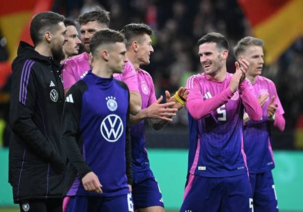 26.03.2024, xjhx, Fussball Länderspiel, Deutschland - Niederlande emspor, v.l. Toni Kroos (Deutsche Fussball Nationalmannschaft DFB), Pascal Groß Gross (Deutsche Fussball Nationalmannschaft DFB) bedankt bedanken sich bei den Fans (DFL DFB REGULATIONS PROHIBIT ANY USE OF PHOTOGRAPHS as IMAGE SEQUENCES and or QUASI-VIDEO) Frankfurt am Main