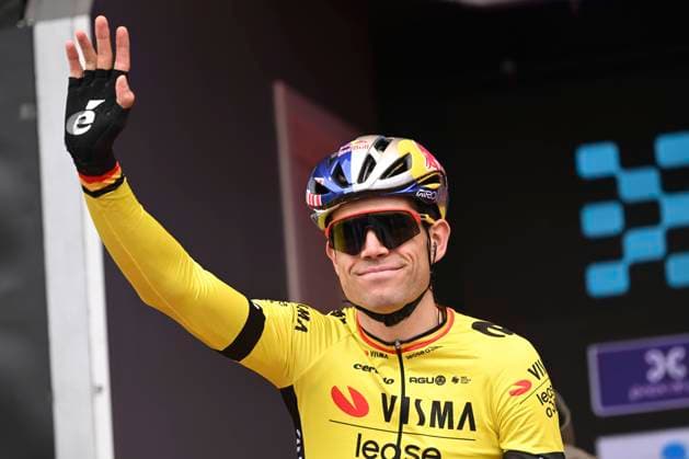 Dwars door Vlaanderen 2024 Cycling Race Waregem, Belgium - March 27 : Van Aert Wout (BEL) of Team Visma Lease a Bike greets the supporters during the UCI World Tour Flanders Classics 78th Dwars door Vlaanderen, a cycling race with start in Roeselare and finish in Waregem on March 22, 2024 in Waregem, Belgium, 27 03 2024 ( Motordriver Kenny Verfaillie - Waregem Belgium  Copyright: xNicoxVereeckenx