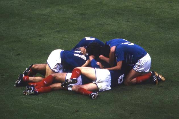 Archivbilder der Woche SPORT KW13 Schlussjubel der franzoesischen Spieler, Jubeltraube, Jubel, jubeln, Freude, cheers, Fussball Europameisterschaft EM EURO 1984 in Frankreich, Finale Frankreich (FRA) - Spanien (ESP) 2 : 0 , am 27.06.1984 in Paris Â *** Final cheer of the French players, cheers, jubilation, joy, cheers, European Football Championship EURO 1984 in France, Final France FRA Spain ESP 2 0 , on 27 06 1984 in Paris Â